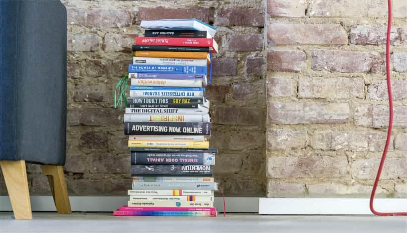 Bücher die gestapelt aufeinander liegen